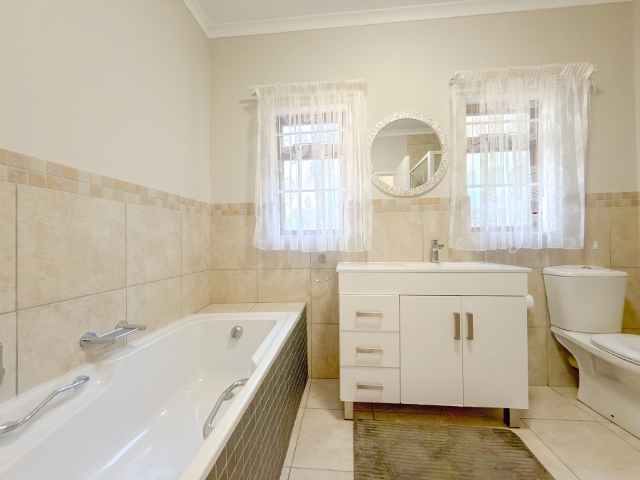 To Let 4 Bedroom Property for Rent in Lower Robberg Western Cape